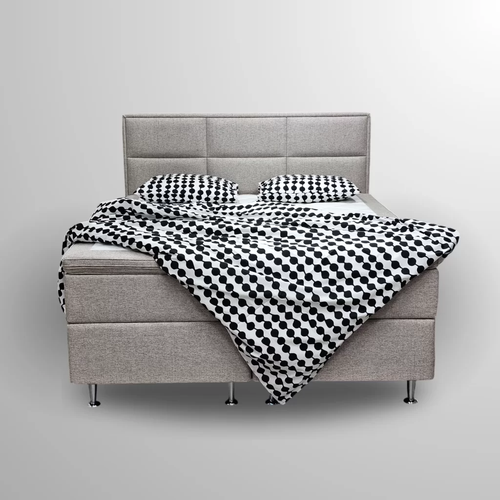 Honey Hotelbeds jenkkisänky ilman taustaa, pehmustetulla sängynpäädyllä ja mustavalkoisilla kuviollisilla vuodevaatteilla